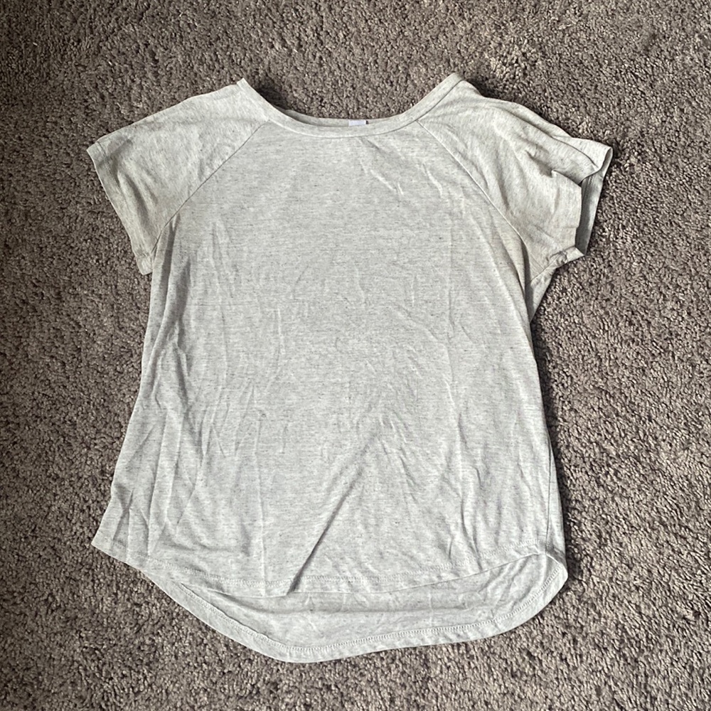 Women’s gray shirt sleeve shirt